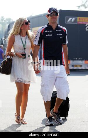 Bruno Senna (BRA) Williams FW34 con la sua ragazza Charlotte Evans (GBR). 09.09.2012. Campionato del mondo formula 1, Rd 13, Gran Premio d'Italia, Monza, Italia, Giorno di gara Foto Stock