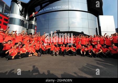 Vincitore della gara Lewis Hamilton (GBR) McLaren festeggia con il team. 09.09.2012. Campionato del mondo formula 1, Rd 13, Gran Premio d'Italia, Monza, Italia, Giorno di gara Foto Stock