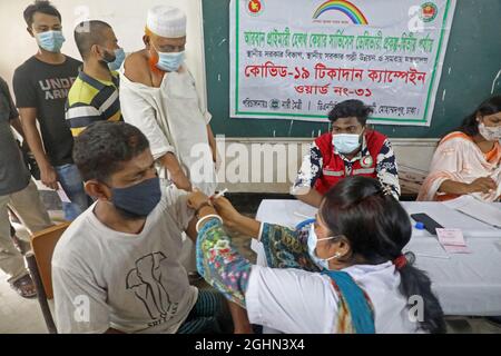 Una persona riceve la dose di richiamo per evitare il rischio di essere infettati durante la campagna di vaccinazione di massa nazionale di Corona alla scuola superiore di Mohammadpur. Il programma è iniziato simultaneamente in tutto il paese martedì alle 9. Il 9 settembre 2021 a Dhaka, Bangladesh. (Foto di Maruf Rahman / Eyepix Group) Foto Stock