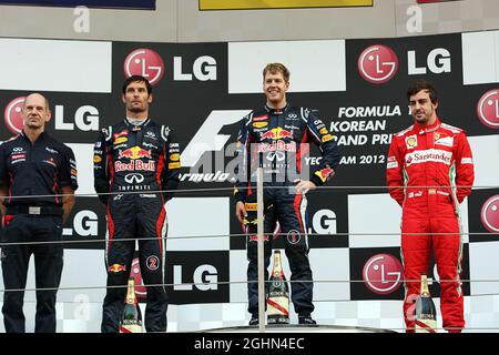 Il podio (da L a R): Mark Webber (AUS) Red Bull Racing, secondo; Sebastian Vettel (GER) Red Bull Racing, vincitore di gara; Fernando Alonso (ESP) Ferrari, terzo. 14.10.2012. Formula 1 World Championship, Rd 16, Gran Premio di Corea, Yeongam, Corea del Sud, Giorno di gara. Foto Stock