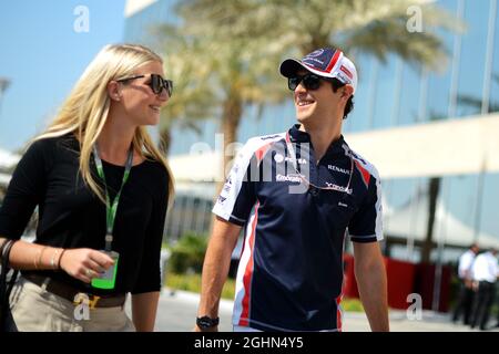 Bruno Senna (BRA) Williams con la ragazza Charlotte Evans (GBR). 02.11.2012. Formula 1 World Championship, Rd 18, Gran Premio di Abu Dhabi, Yas Marina Circuit, Abu Dhabi, Practice Day. Foto Stock