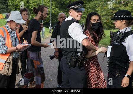 Londra, Regno Unito. 6 settembre 2021. Gli ufficiali della Metropolitan Police cercano di impedire ad un attivista per i diritti umani di stare in una strada di fronte ad un grande veicolo militare durante una protesta contro la fiera DSEI 2021 di Excel London. Il primo giorno di una settimana di proteste di Stop the Arms Fair al di fuori della sede di una delle più grandi fiere di armi del mondo è stato ospitato da attivisti che chiedevano il divieto delle esportazioni britanniche di armi in Israele. Credit: Mark Kerrison/Alamy Live News Foto Stock