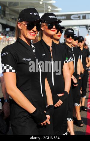Etihad griglia ragazze sulla sfilata dei piloti. 04.11.2012. Formula 1 World Championship, Rd 18, Gran Premio di Abu Dhabi, Yas Marina Circuit, Abu Dhabi, Race Day. Foto Stock