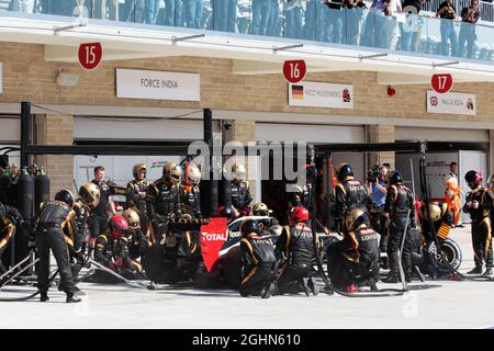 Romain Grosjean (fra) Lotus F1 E20 fa un pit stop. 18.11.2012. Formula 1 World Championship, Rd 19, United States Grand Prix, Austin, Texas, USA, Race Day. Foto Stock