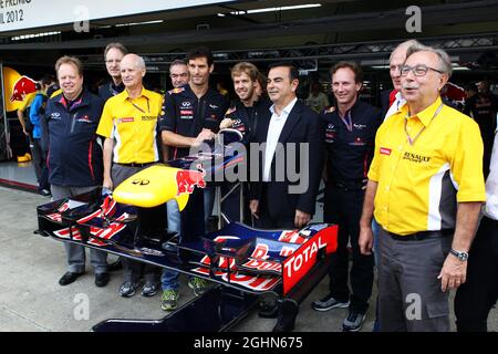 Red Bull Racing annuncia Infiniti come sponsor del titolo 2013 (da L a R): Mark Webber (AUS) Red Bull Racing; Sebastian Vettel (GER) Red Bull Racing; Carlos Ghosn, CEO Renault-Nissan; Christian Horner (GBR) Red Bull Racing Team Principal; Dr Helmut Marko (AUT) Red Bull Motorsport Consultant; Jean-Francois Caubet (fra) Direttore Generale Renault Sport F1. 25.11.2012. Formula 1 World Championship, Rd 20, Gran Premio del Brasile, San Paolo, Brasile, Giorno di gara. Foto Stock