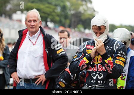 Sebastian Vettel (GER) Red Bull Racing e Dr Helmut Marko (AUT) Red Bull Motorsport Consultant in griglia. 25.11.2012. Formula 1 World Championship, Rd 20, Gran Premio del Brasile, San Paolo, Brasile, Giorno di gara. Foto Stock