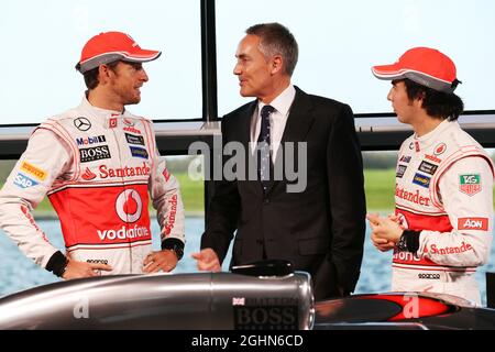 (Da L a R): Jenson Button (GBR) McLaren con Martin Whitmarsh (GBR) McLaren Chief Executive Officer e Sergio Perez (MEX) McLaren. 31.01.2013. Lancio della McLaren MP4-28, McLaren Technology Center, Woking, Inghilterra. Foto Stock