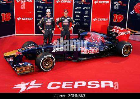 (Da L a R): Jean-Eric Vergne (fra) Scuderia Toro Rosso e Daniel Ricciardo (AUS) Scuderia Toro Rosso svelano la nuova Scuderia Toro Rosso STR8. 04.02.2013. Lancio della Scuderia Toro Rosso STR8, Jerez, Spagna. Foto Stock