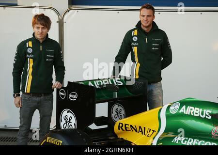 (Da L a R): Charles Pic (fra) Caterham e il compagno di squadra Giedo van der Garde (NLD) Caterham F1 Team con la nuova Caterham CT03. 04.02.2013. Lancio Caterham CT03, Jerez, Spagna. Foto Stock