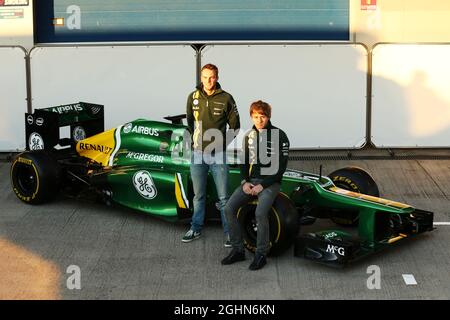 (Da L a R): Giedo van der Garde (NLD) Caterham F1 Team e compagno di squadra Charles Pic (fra) Caterham svela la nuova Caterham CT03. 04.02.2013. Lancio Caterham CT03, Jerez, Spagna. Foto Stock