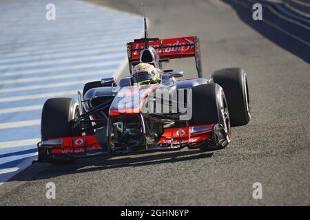 Sergio Perez (MEX) McLaren MP4-28. 08.02.2013. Test formula uno, giorno quattro, Jerez, Spagna. Foto Stock