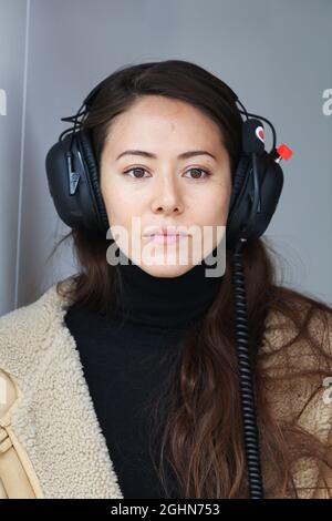 Jessica Michibata (JPN), ragazza di Jenson Button (GBR) McLaren. 21.02.2013. Test formula uno, giorno tre, Barcellona, Spagna. Foto Stock