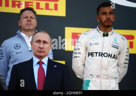 Vladimir Putin (RUS) Presidente della Federazione Russa sul podio con Lewis Hamilton (GBR) Mercedes AMG F1. 01.05.2016. Formula 1 World Championship, Rd 4, Gran Premio di Russia, Sochi Autodrom, Sochi, Russia, Race Day. Il credito fotografico dovrebbe essere: XPB/Press Association Images. Foto Stock