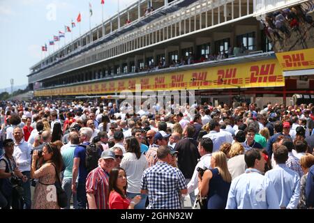 Tifosi nella pit lane. 15.05.2016. Formula 1 World Championship, Rd 5, Gran Premio di Spagna, Barcellona, Spagna, Giorno di gara. Il credito fotografico dovrebbe essere: XPB/Press Association Images. Foto Stock