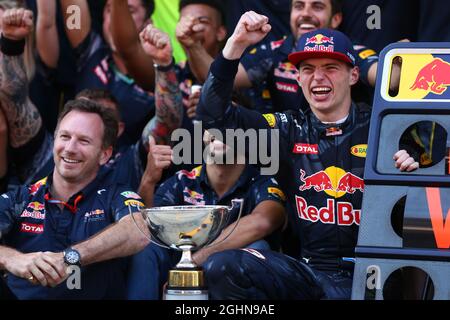 Vincitore della gara Max Verstappen (NLD) Red Bull Racing festeggia con il team. 15.05.2016. Formula 1 World Championship, Rd 5, Gran Premio di Spagna, Barcellona, Spagna, Giorno di gara. Il credito fotografico dovrebbe essere: XPB/Press Association Images. Foto Stock