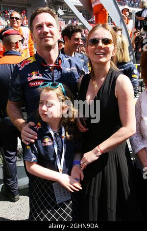 Christian Horner (GBR) Red Bull Racing Team Principal celebra sul podio la moglie Geri Halliwell (GBR) Singer e la figlia Bluebell. 15.05.2016. Formula 1 World Championship, Rd 5, Gran Premio di Spagna, Barcellona, Spagna, Giorno di gara. Il credito fotografico dovrebbe essere: XPB/Press Association Images. Foto Stock