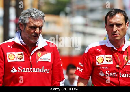 Maurizio Arrivabene (ITA) Ferrari Team Principal con Riccardo Adami (ITA) Ferrari Race Engineer. 26.05.2016. Formula 1 World Championship, Rd 6, Gran Premio di Monaco, Monte Carlo, Monaco, Giorno della pratica. Il credito fotografico dovrebbe essere: XPB/Press Association Images. Foto Stock