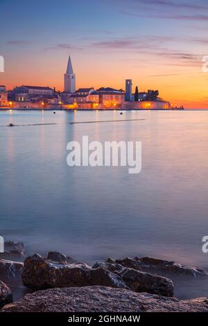 Porec, Croazia. Immagine del paesaggio urbano di Porec, Croazia con la Basilica Eufrasiana situata sulla penisola istriana al tramonto estivo. Foto Stock