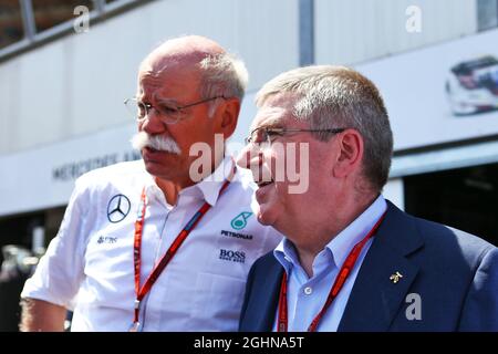 (Da L a R): Dr. Dieter Zetsche (GER) Daimler AG CEO con Thomas Bach (GER) Presidente del CIO. 28.05.2016. Formula 1 World Championship, Rd 6, Gran Premio di Monaco, Monte Carlo, Monaco, Giorno di qualificazione. Il credito fotografico dovrebbe essere: XPB/Press Association Images. Foto Stock