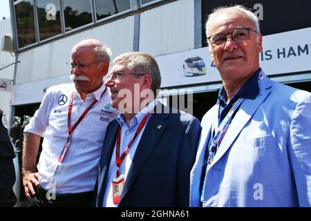 (Da L a R): Dr. Dieter Zetsche (GER) Daimler AG CEO con Thomas Bach (GER) Presidente del CIO e Claudio Ranieri (ITA) Leicester City Manager. 28.05.2016. Formula 1 World Championship, Rd 6, Gran Premio di Monaco, Monte Carlo, Monaco, Giorno di qualificazione. Il credito fotografico dovrebbe essere: XPB/Press Association Images. Foto Stock