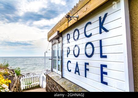 Rock Pool Cafe si affaccia sul mare a Mousehole, Penwith Peninsula, Cornovaglia, Regno Unito Foto Stock