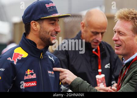 (Da L a R): Daniel Ricciardo (AUS) Red Bull Racing con Simon Lazenby (GBR) Sky Sport F1 TV Presenter. 09.06.2016. Formula 1 World Championship, Rd 7, Canadian Grand Prix, Montreal, Canada, Giorno di preparazione. Il credito fotografico dovrebbe essere: XPB/Press Association Images. Foto Stock