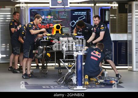 Red Bull Racing RB12 di Daniel Ricciardo (AUS) Red Bull Racing preparata ai box. 16.06.2016. Formula 1 World Championship, Rd 8, European Grand Prix, Baku Street Circuit, Azerbaijan, Giorno di preparazione. Il credito fotografico dovrebbe essere: XPB/Press Association Images. Foto Stock