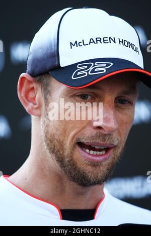 Jenson Button (GBR) McLaren. 16.06.2016. Formula 1 World Championship, Rd 8, European Grand Prix, Baku Street Circuit, Azerbaijan, Giorno di preparazione. Il credito fotografico dovrebbe essere: XPB/Press Association Images. Foto Stock