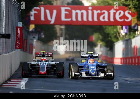 (Da L a R): Esteban Gutierrez (MEX) Haas F1 Team VF-16 e Felipe Nasr (BRA) Sauber C35 lottano per la posizione. 19.06.2016. Formula 1 World Championship, Rd 8, European Grand Prix, Baku Street Circuit, Azerbaijan, Giorno di gara. Il credito fotografico dovrebbe essere: XPB/Press Association Images. Foto Stock