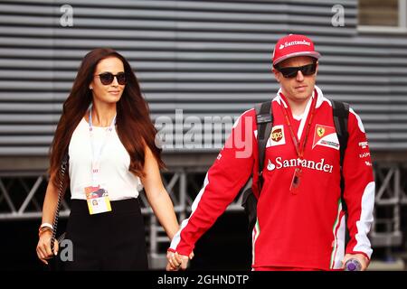 Kimi Raikkonen (fin) Ferrari con sua moglie Minttu Virtanen (fin). 01.07.2016. Formula 1 World Championship, Rd 9, Gran Premio d'Austria, Spielberg, Austria, Giorno della pratica. Il credito fotografico dovrebbe essere: XPB/Press Association Images. Foto Stock