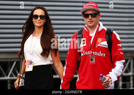 Kimi Raikkonen (fin) Ferrari con sua moglie Minttu Virtanen (fin). 01.07.2016. Formula 1 World Championship, Rd 9, Gran Premio d'Austria, Spielberg, Austria, Giorno della pratica. Il credito fotografico dovrebbe essere: XPB/Press Association Images. Foto Stock
