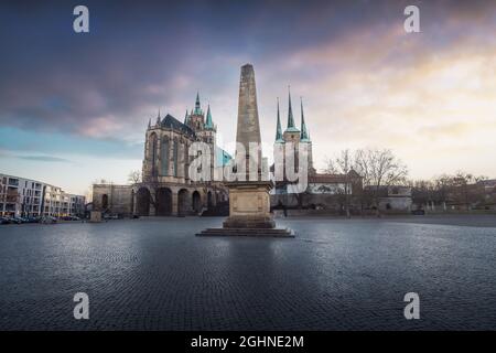 Piazza Domplatz Vista con Cattedrale di Erfurt, Chiesa di San Severus (Severikirche) e Obelisco al tramonto - Erfurt, Turingia, Germania Foto Stock