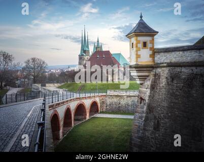 Chiesa di San Severus (Severikirche) e Cittadella di Petersberg - Erfurt, Turingia, Germania Foto Stock