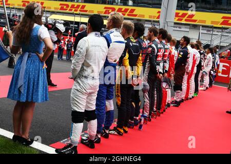 Rio Haryanto (IDN) Manor Racing come griglia osserva l'inno nazionale. 03.07.2016. Formula 1 World Championship, Rd 9, Gran Premio d'Austria, Spielberg, Austria, Giorno di gara. Il credito fotografico dovrebbe essere: XPB/Press Association Images. Foto Stock