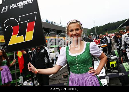 Grid girl per Jolion Palmer (GBR) Renault Sport F1 Team. 03.07.2016. Formula 1 World Championship, Rd 9, Gran Premio d'Austria, Spielberg, Austria, Giorno di gara. Il credito fotografico dovrebbe essere: XPB/Press Association Images. Foto Stock