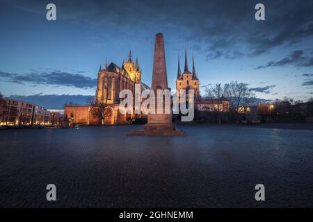 Piazza Domplatz Vista con Cattedrale di Erfurt, Chiesa di San Severus (Severikirche) e Obelisco di notte - Erfurt, Turingia, Germania Foto Stock