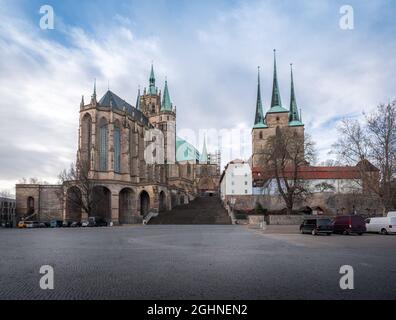 Piazza Domplatz Vista con Cattedrale di Erfurt e Chiesa di San Severus (Severikirche) - Erfurt, Turingia, Germania Foto Stock
