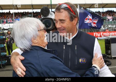 Bernie Ecclestone (GBR) con Nigel Mansell (GBR) FIA Steward in griglia. 10.07.2016. Formula 1 World Championship, Rd 10, Gran Premio di Gran Bretagna, Silverstone, Inghilterra, Giorno di gara. Il credito fotografico dovrebbe essere: XPB/Press Association Images. Foto Stock