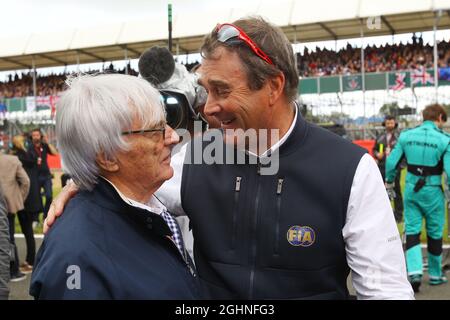 Bernie Ecclestone (GBR) con Nigel Mansell (GBR) FIA Steward in griglia. 10.07.2016. Formula 1 World Championship, Rd 10, Gran Premio di Gran Bretagna, Silverstone, Inghilterra, Giorno di gara. Il credito fotografico dovrebbe essere: XPB/Press Association Images. Foto Stock