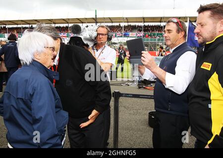 Nigel Mansell (GBR) FIA Steward in griglia con Bernie Ecclestone (GBR). 10.07.2016. Formula 1 World Championship, Rd 10, Gran Premio di Gran Bretagna, Silverstone, Inghilterra, Giorno di gara. Il credito fotografico dovrebbe essere: XPB/Press Association Images. Foto Stock