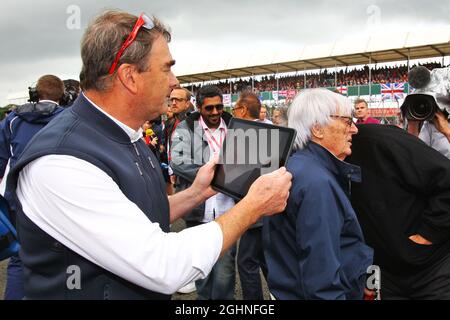 Nigel Mansell (GBR) FIA Steward in griglia con Bernie Ecclestone (GBR). 10.07.2016. Formula 1 World Championship, Rd 10, Gran Premio di Gran Bretagna, Silverstone, Inghilterra, Giorno di gara. Il credito fotografico dovrebbe essere: XPB/Press Association Images. Foto Stock