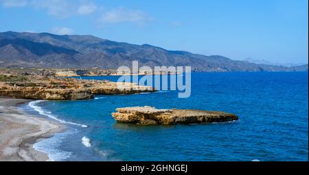 Una vista panoramica sulla spiaggia di la Galera, ad Aguilas, nella Costa Calida, regione di Murcia, Spagna, che mette in risalto la catena montuosa di Calnegre nel Foto Stock