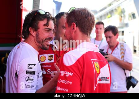 (Da L a R): Fernando Alonso (ESP) McLaren con Sebastian Vettel (GER) Ferrari. 22.07.2016. Formula 1 World Championship, Rd 11, Gran Premio d'Ungheria, Budapest, Ungheria, Giorno della pratica. Il credito fotografico dovrebbe essere: XPB/Press Association Images. Foto Stock