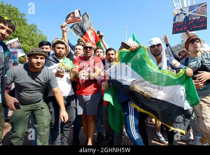 Londra, Regno Unito. 7 Settembre 2021. Gli afghani si riuniscono in gran numero fuori Downing Street prima di attraversare il centro di Londra protestando contro la situazione in Afghanistan e ciò che vedono come il coinvolgimento dei governi pakistani. Credit: Phil Robinson/Alamy Live News Foto Stock