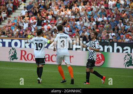 (Da L a R): Felipe massa (BRA) Williams; Arne Friedrich (GER) ex calciatore; e Sebastian Vettel (GER) Ferrari, in una partita di calcio di beneficenza. 27.07.2016. Formula 1 World Championship, Rd 12, Gran Premio di Germania, Hockenheim, Germania, Giorno di preparazione. Il credito fotografico dovrebbe essere: XPB/Press Association Images. Foto Stock