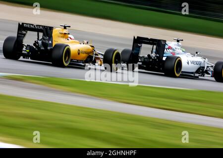 Felipe massa (BRA) Williams FW38 guida Kevin Magnussen (DEN) Renault Sport F1 Team RS16. 29.07.2016. Formula 1 World Championship, Rd 12, Gran Premio di Germania, Hockenheim, Germania, Giorno della pratica. Il credito fotografico dovrebbe essere: XPB/Press Association Images. Foto Stock