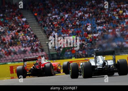 Sebastian Vettel (GER) Ferrari SF16-H guida Lewis Hamilton (GBR) Mercedes AMG F1 W07 Hybrid. 30.07.2016. Formula 1 World Championship, Rd 12, Gran Premio di Germania, Hockenheim, Germania, Giorno di qualificazione. Il credito fotografico dovrebbe essere: XPB/Press Association Images. Foto Stock