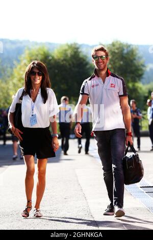 Romain Grosjean (fra) Haas F1 Team con sua moglie Marion Jolles Grosjean (fra) TF1 TV Presenter. 28.08.2016. Formula 1 World Championship, Rd 13, Gran Premio del Belgio, Spa Francorchamps, Belgio, Giorno di gara. Il credito fotografico dovrebbe essere: XPB/Press Association Images. Foto Stock