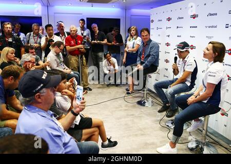 (Da L a R): James Allen (GBR) con Felipe massa (BRA) Williams e Claire Williams (GBR) Williams Vice Team Principal. Felipe annuncia il suo ritiro dalla F1 a fine stagione. 01.09.2016. Campionato del mondo formula 1, Rd 14, Gran Premio d'Italia, Monza, Italia, Giorno di preparazione. Il credito fotografico dovrebbe essere: XPB/Press Association Images. Foto Stock