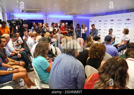 (Da L a R): James Allen (GBR) con Felipe massa (BRA) Williams e Claire Williams (GBR) Williams Vice Team Principal. Felipe annuncia il suo ritiro dalla F1 a fine stagione. 01.09.2016. Campionato del mondo formula 1, Rd 14, Gran Premio d'Italia, Monza, Italia, Giorno di preparazione. Il credito fotografico dovrebbe essere: XPB/Press Association Images. Foto Stock